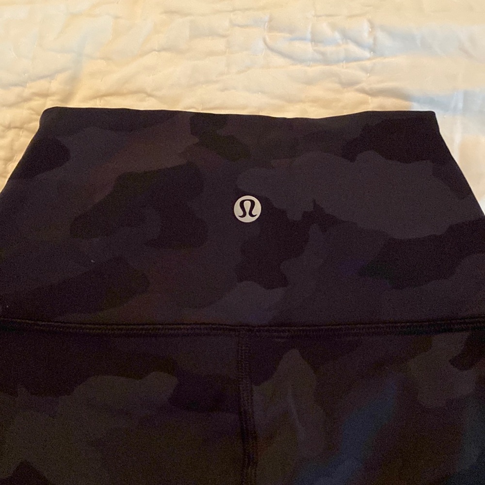 NEW WITH TAGS LULULEMON Wunder Under high rise gray camo tights/leggings 28”